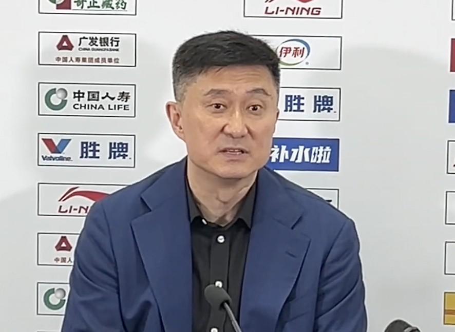 MK体育官方入口-杜锋：本赛季一路磕磕绊绊很不容易，感谢球员们对教练组的支持